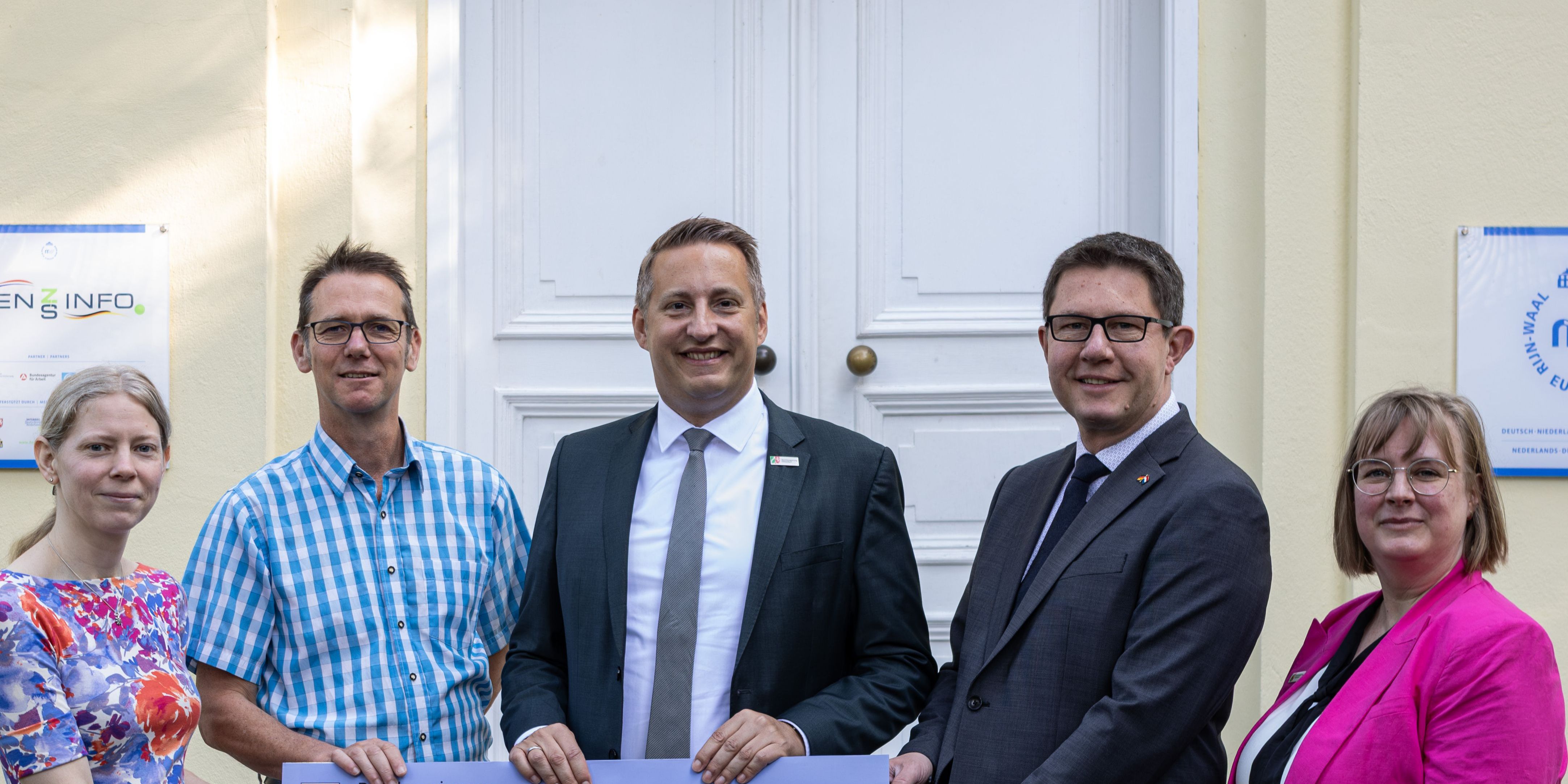 Regierungspräsident Thomas Schürmann overhandigt subsidiebeschikking 