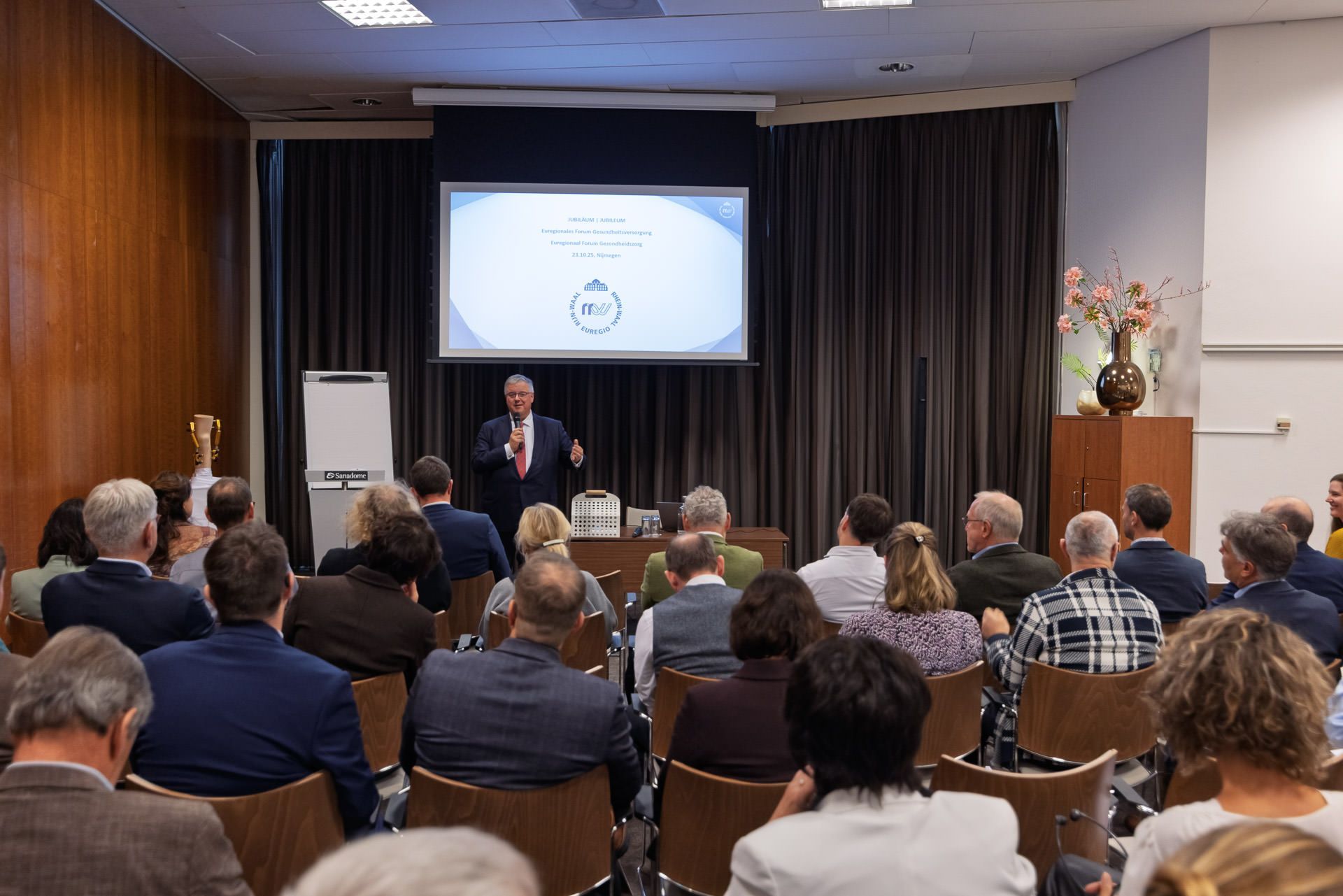 Spannende lezingen, interessante info-stands en succesvol netwerken: het jubileumevenement van het Euregionaal Forum Gezondheidszorg.